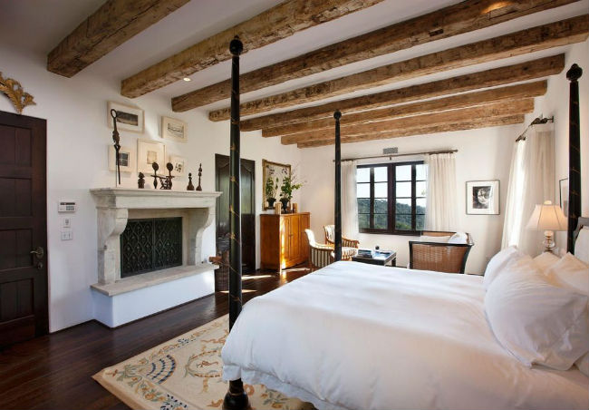 Poutres de plafond exposées dans la chambre