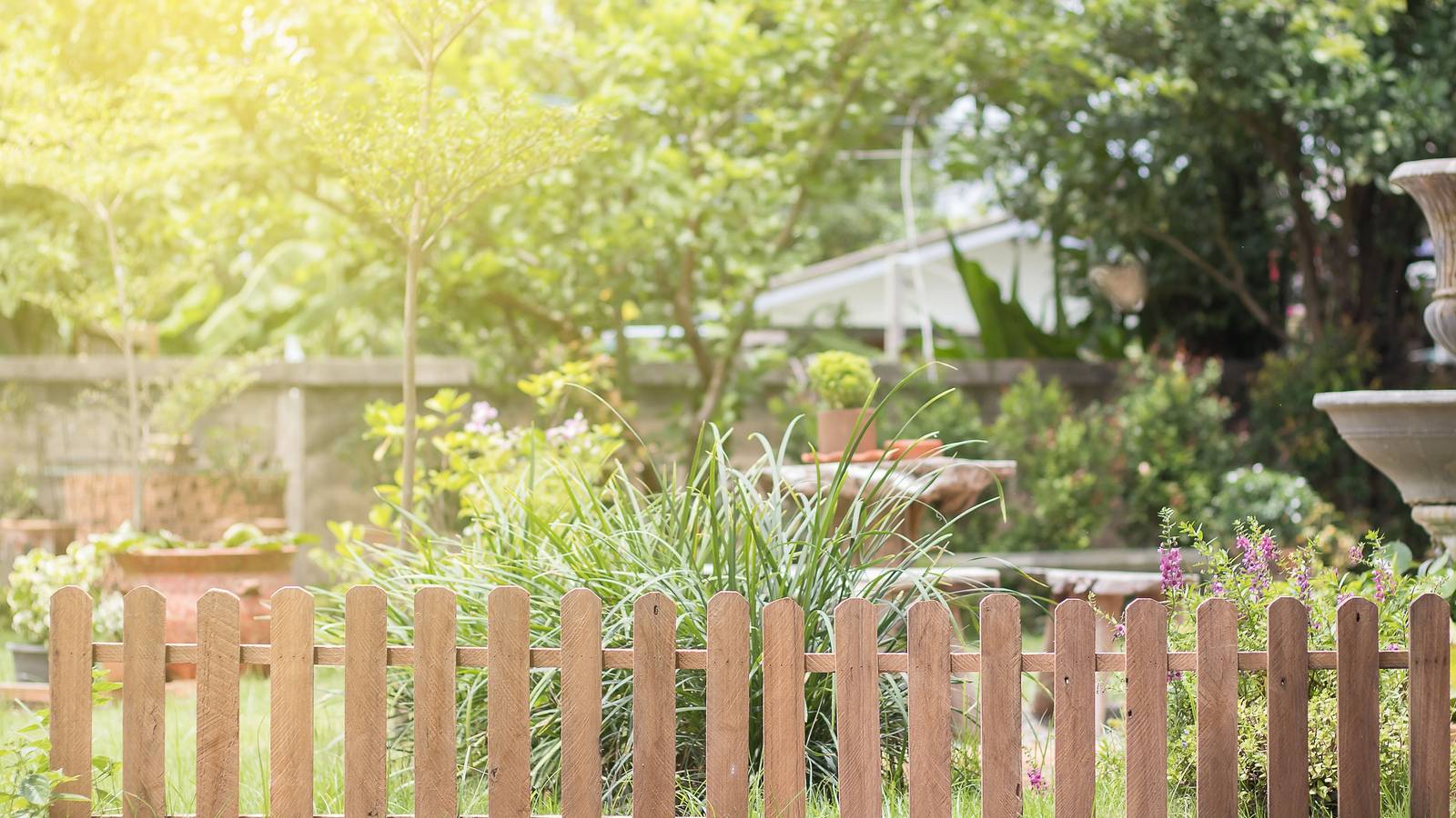 Clôture de jardin DIY au soleil