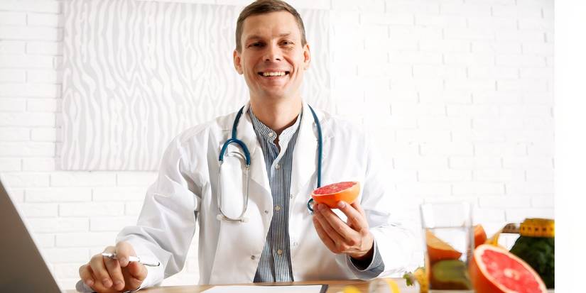Nutritionniste tenant un pamplemousse