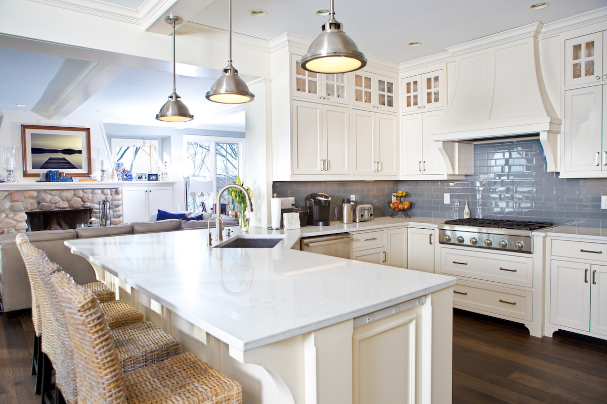 Maison ouverte avec cuisine blanche