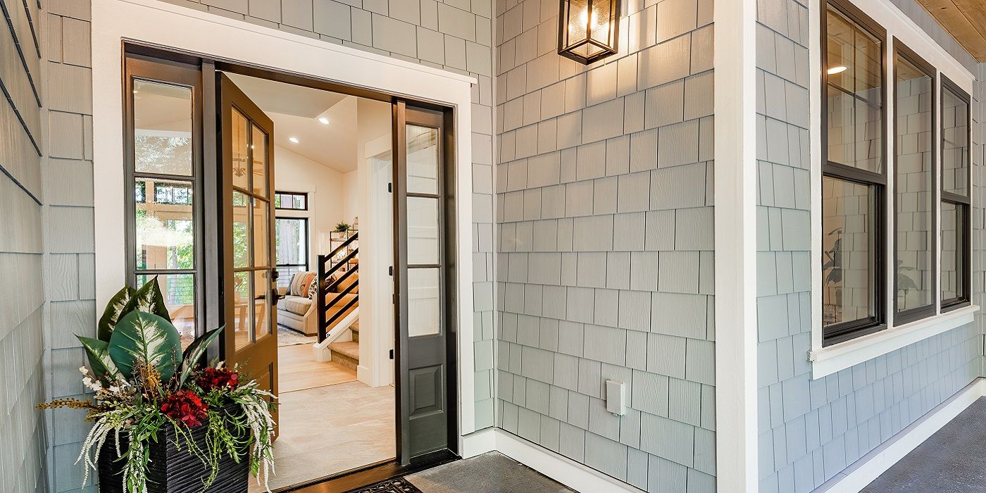 Maison avec porte d'entrée ouverte pendant le crépuscule