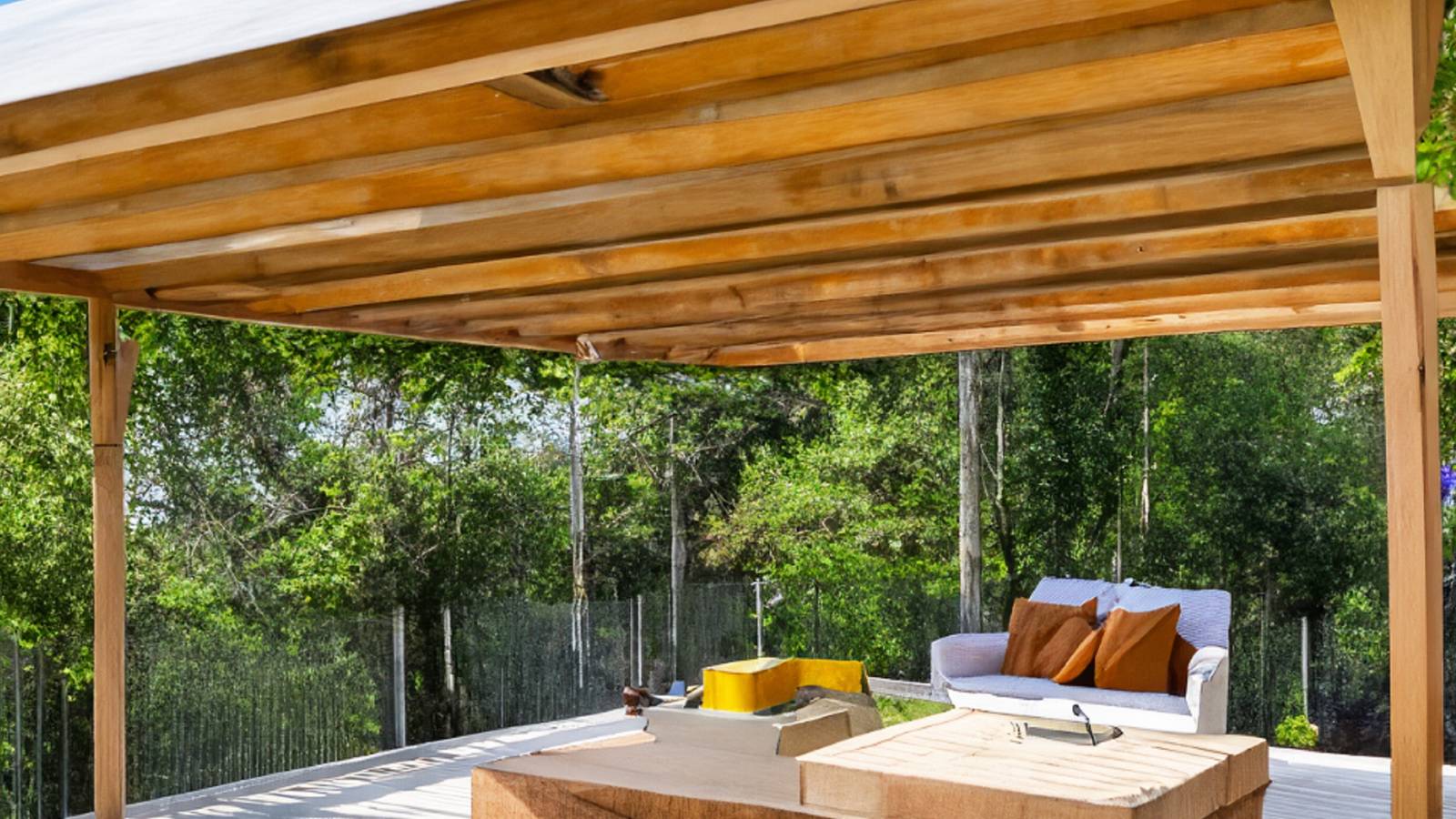 Espace de vie extérieur couvert en bois