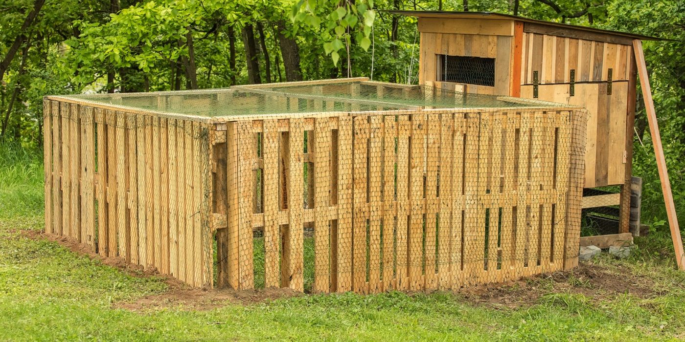 Clôture de jardin faite de palettes