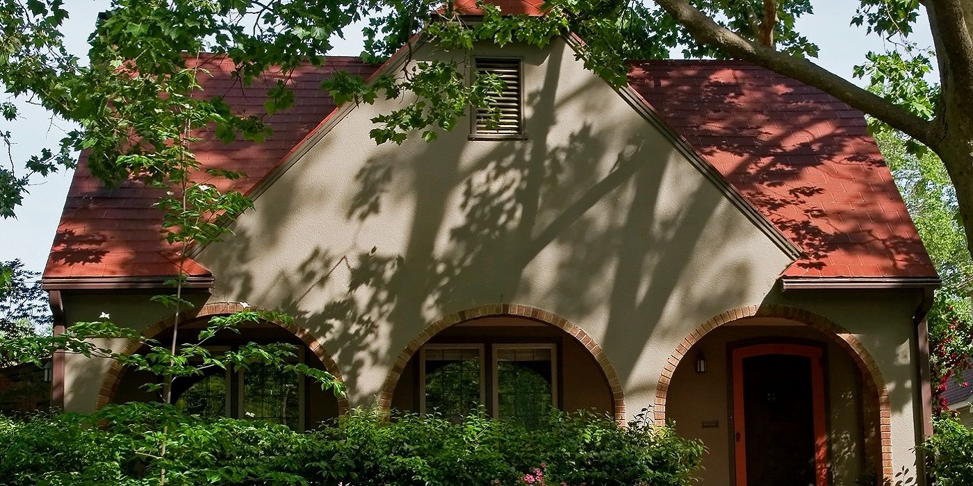 Maison ombragée un jour ensoleillé