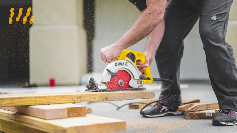 Artisan utilisant une scie circulaire sur un chantier