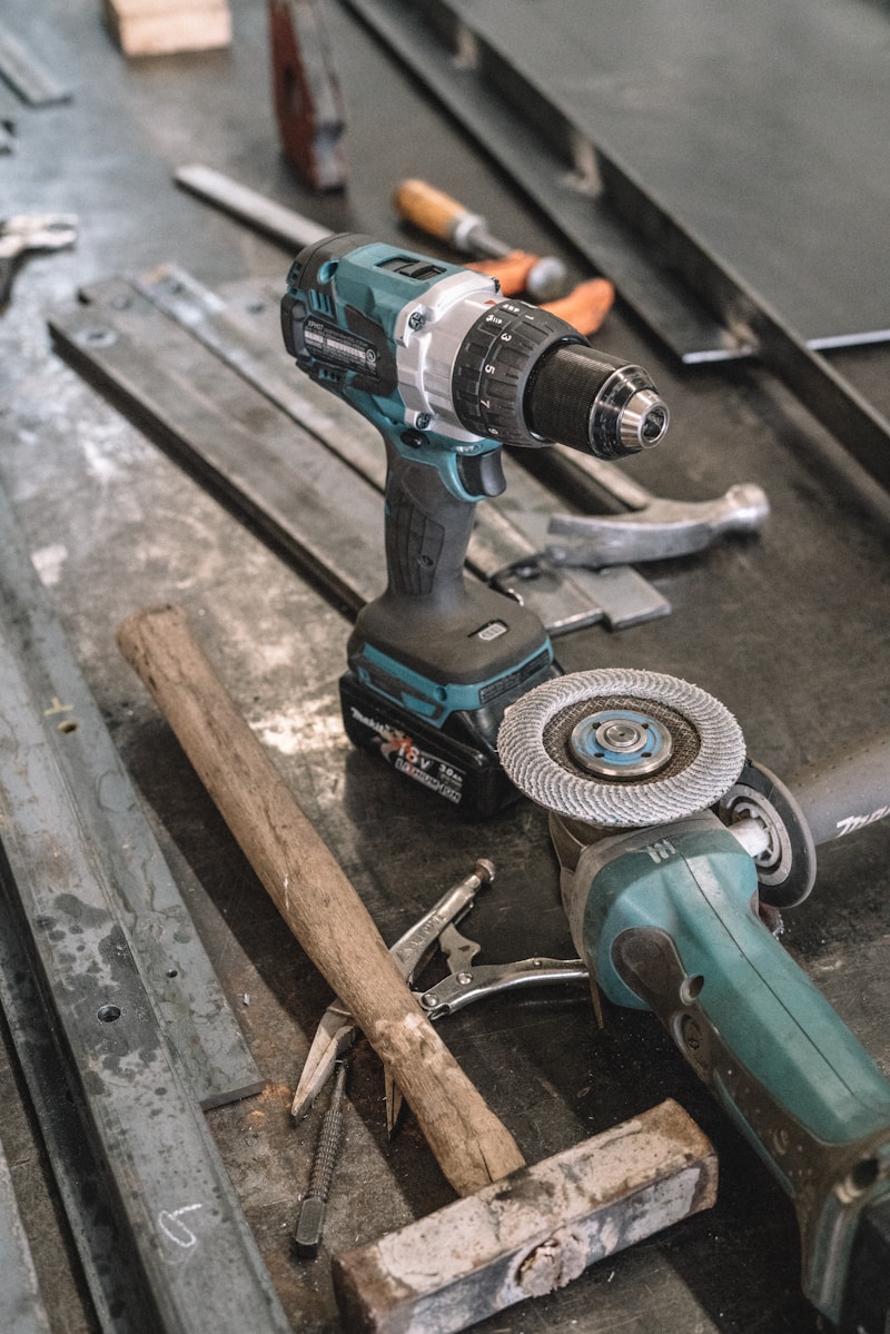 Outils électroportatifs dans un atelier