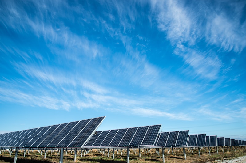 Panneaux solaires sur le toit d'une maison